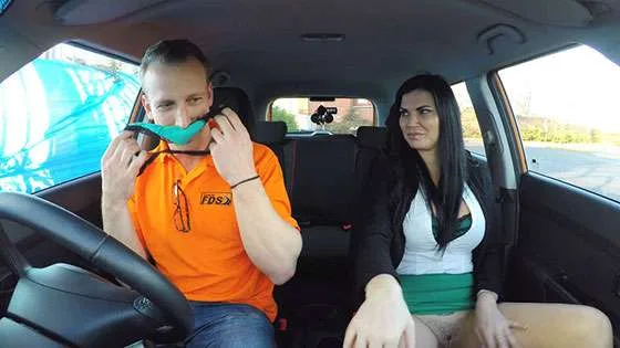 Ateşli Çılgın Lezbiyen Motorcu Kızların Seksi Tamirhanesi